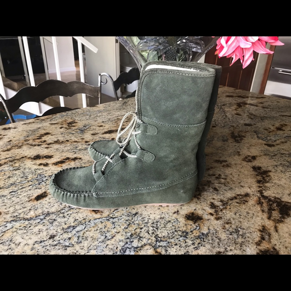 MINNETONKA women’s suede boots